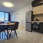 Stylish And Modern 1Bdrm Apt Free Private Parking