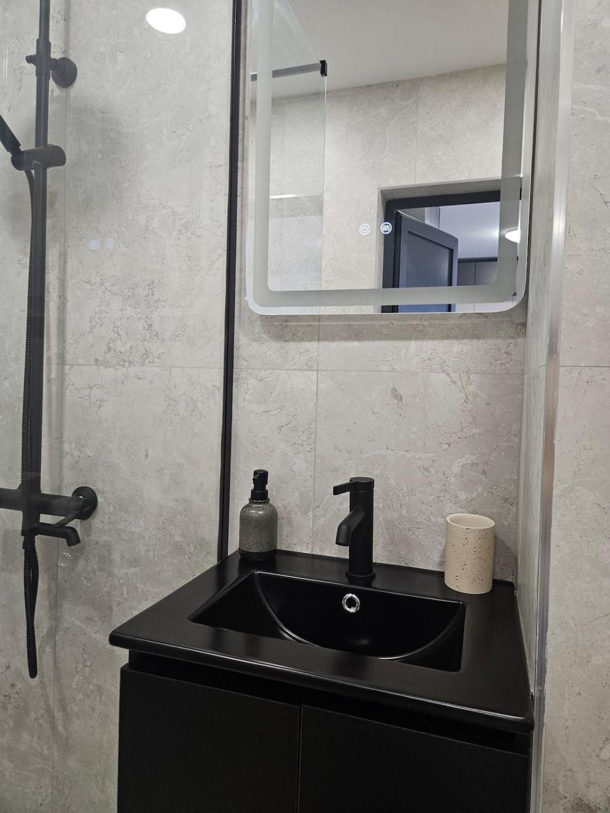 Stylish And Modern 1bdrm Free Private Parking